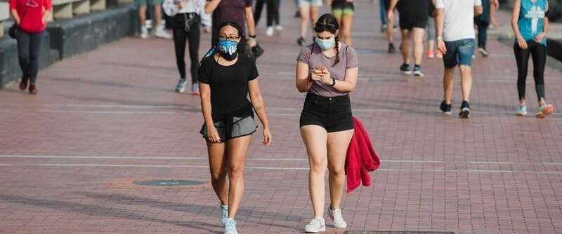 Gente paseando por la avenida de Las Canteras/TdC.